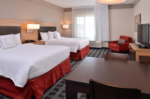 吉列TownePlace Suites by Marriott Gillette的酒店客房配有两张床和一张书桌