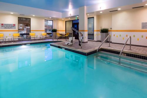 丹佛丹佛樱桃溪费尔菲尔德客栈的蓝色的游泳池,位于酒店客房内
