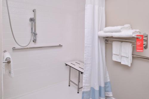 吉列TownePlace Suites by Marriott Gillette的带淋浴和白色毛巾的浴室
