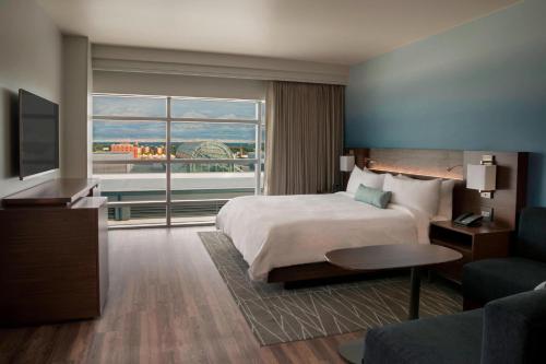 布法罗Buffalo Marriott at LECOM HARBORCENTER的酒店客房设有一张床和一个大窗户
