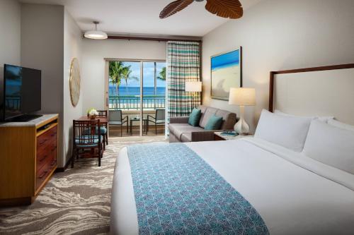 拉海纳毛伊岛海洋俱乐部万豪酒店 - 拉海纳&纳皮里大厦的酒店客房设有床和客厅。