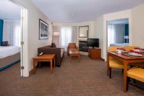 博伊西博伊西西部住宿客栈的酒店客房设有床和客厅。