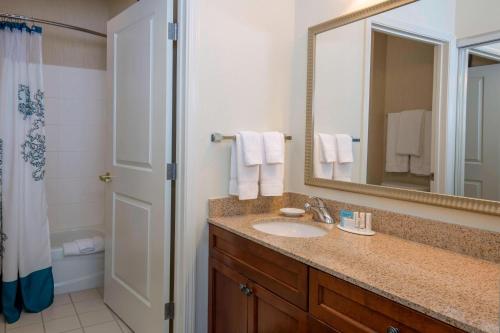 博伊西博伊西西部住宿客栈的一间带水槽和镜子的浴室