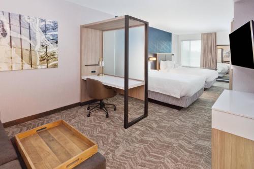米尔布鲁克SpringHill Suites by Marriott Montgomery Prattville/Millbrook的酒店客房配有书桌和床。