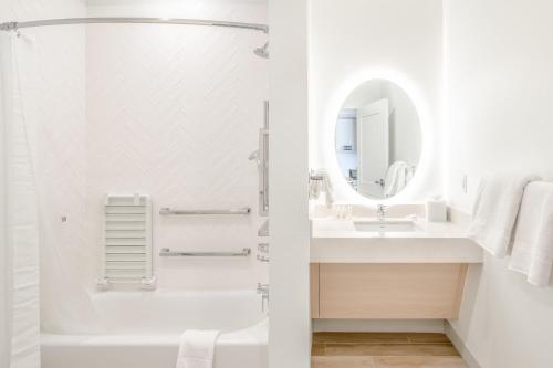 罗克沃尔TownePlace Suites by Marriott Dallas Rockwall的白色的浴室设有水槽和镜子
