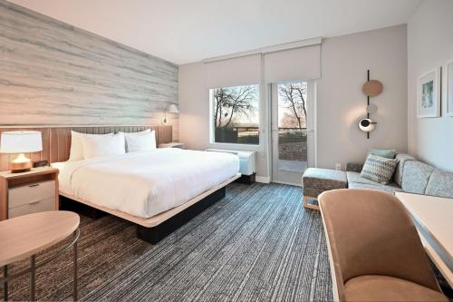 罗克沃尔TownePlace Suites by Marriott Dallas Rockwall的酒店客房,配有床和沙发