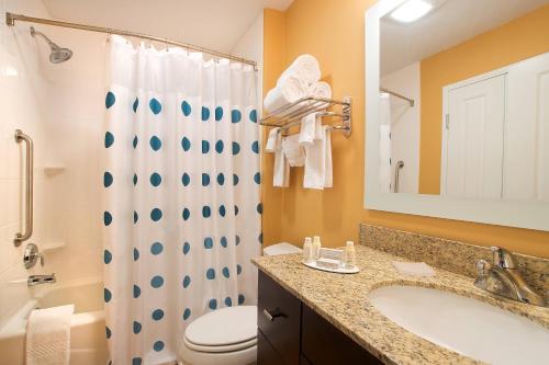 道奇城道奇城万豪广场套房酒店的一间带水槽、卫生间和淋浴的浴室