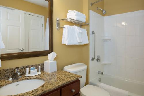 波卡特洛波卡特洛唐普雷斯套房酒店的一间带水槽、卫生间和淋浴的浴室