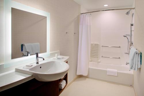 奥古斯塔奥古斯塔万豪春丘酒店的白色的浴室设有水槽和淋浴。