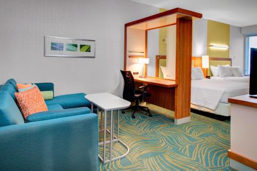 奥古斯塔奥古斯塔万豪春丘酒店的酒店客房设有一张沙发和一张床