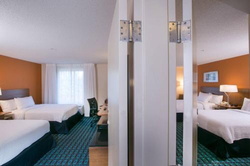 多佛尔多佛万豪费尔菲尔德酒店的酒店客房,设有两张床和镜子