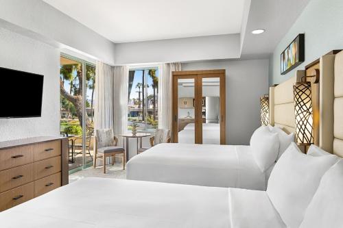 棕榈荒漠万豪沙漠泉别墅酒店的酒店客房设有两张床和电视。