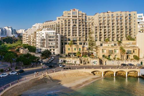 圣朱利安斯Malta Marriott Resort & Spa的享有一座带桥梁和建筑的城市美景