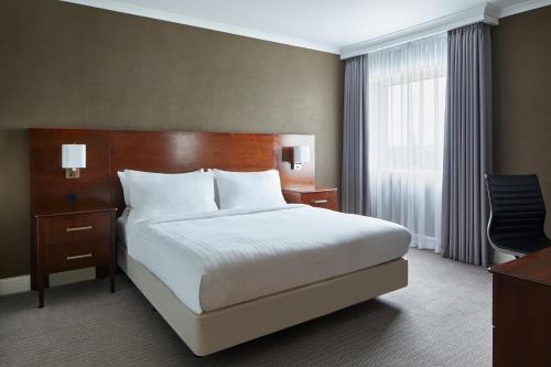 莱斯特莱斯特万豪酒店 的配有一张床和一张书桌的酒店客房