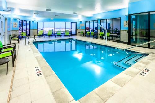 滨海城蒙特里湾沙丘万豪春丘套房酒店的蓝色的大游泳池,位于酒店客房内