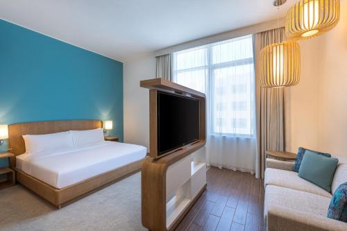 迪拜Element Al Mina, Dubai Jumeirah的一间卧室配有一张床和一台平面电视