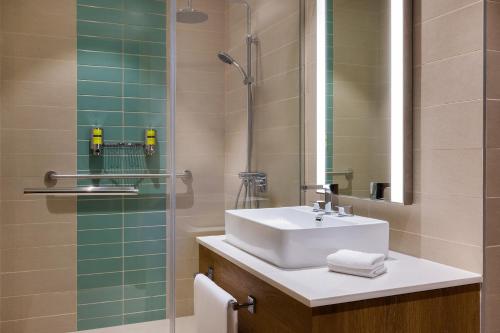 迪拜Element Al Mina, Dubai Jumeirah的一间带水槽和玻璃淋浴的浴室