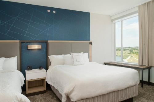 斯德伯克奥斯汀雪松公园春季山丘套房酒店的酒店客房设有两张床和窗户。