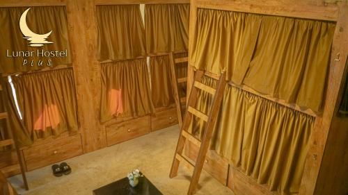 迪拜Lunar Hostel Plus的小屋内带窗帘和梯子的房间