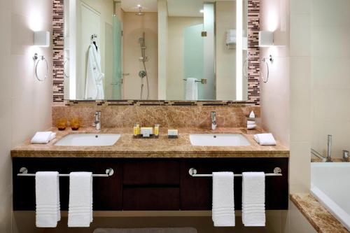 阿布扎比阿布扎比市中心万豪行政公寓式酒店的一间带两个盥洗盆和大镜子的浴室