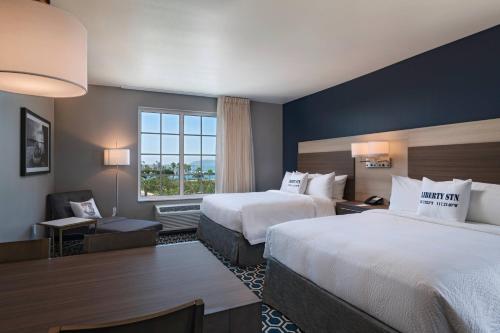 圣地亚哥TownePlace Suites by Marriott San Diego Airport/Liberty Station的酒店客房设有两张床和窗户。