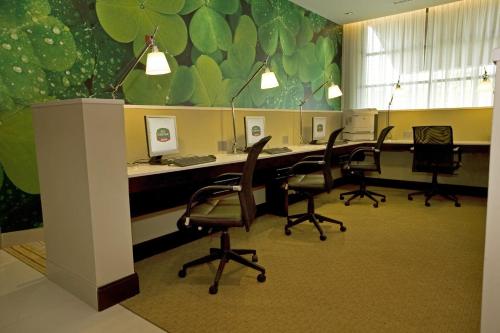 TocumenCourtyard by Marriott Panama Metromall的办公室,有一排桌子和椅子