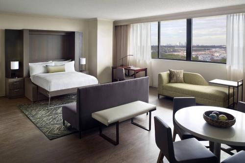 亚特兰大亚特兰大机场万豪酒店 的酒店客房设有床和客厅。