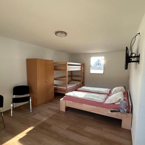 普鲁滕Ferienpark Buntspecht Apartment A的一间卧室配有两张双层床和椅子