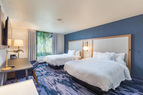 坦帕坦帕北费尔菲尔德万豪酒店的酒店客房配有两张床和一张书桌