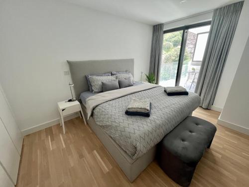 直布罗陀Modern Apartment with Spa and Pool的一间卧室设有一张大床和一个大窗户
