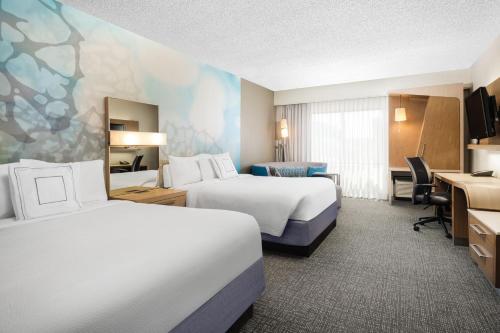 埃尔帕索埃尔帕索万怡酒店的酒店客房配有两张床和一张书桌