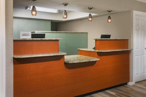 温莎哈特福德温莎原住客栈的一个空的等候室,有橙色和棕色的柜台