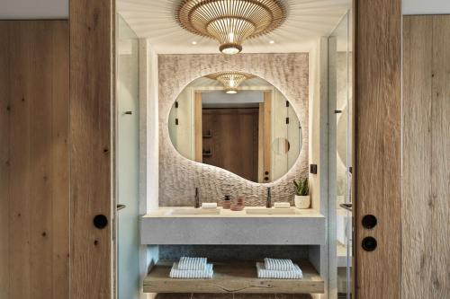 皮洛斯W Costa Navarino的一间带水槽和镜子的浴室
