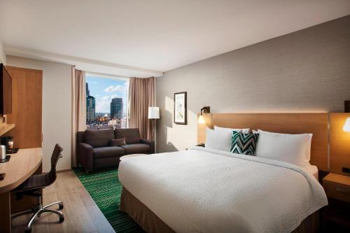 圣地亚哥圣地亚哥煤气灯区万怡酒店/会议中心的酒店客房配有一张床、一张桌子和一把椅子。