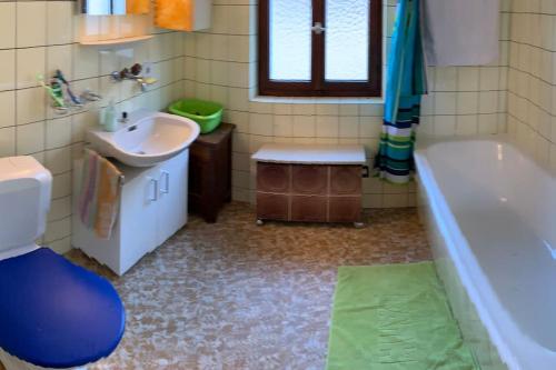 BrioneRustico Cà Laura的带浴缸、水槽、卫生间和浴缸的浴室