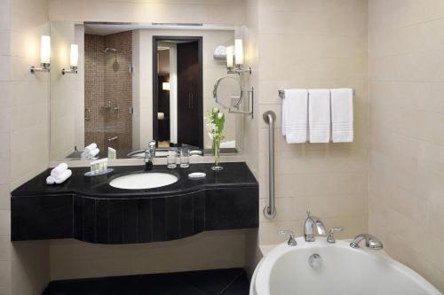 利雅德玛利雅特外交区万怡利雅得酒店的一间带水槽和浴缸的浴室
