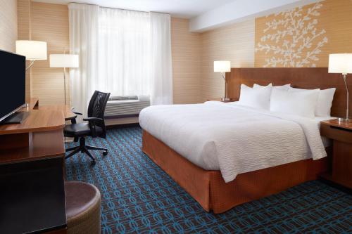巴里巴里万豪费尔菲尔德酒店的酒店客房设有一张大床和一张书桌。