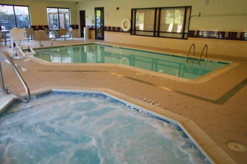 摩根敦摩根敦春季山丘套房酒店的一个带热水浴缸的大型游泳池