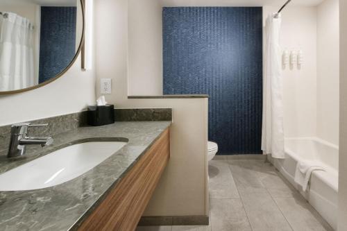 达拉斯Fairfield by Marriott Inn & Suites Dallas East的一间带水槽和卫生间的浴室