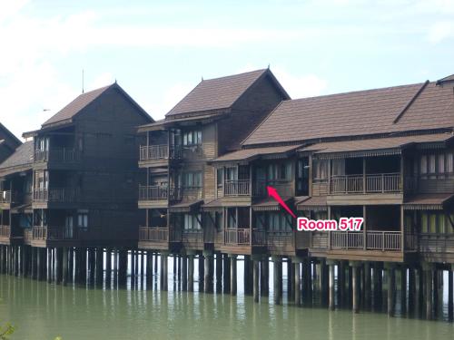 巴东马士力Langkawi Lagoon Hotel Resort的水面上一排房屋,有房间标志