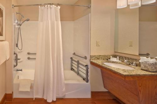 韦斯顿劳德代尔堡韦斯顿万豪广场套房酒店的带淋浴、浴缸和盥洗盆的浴室