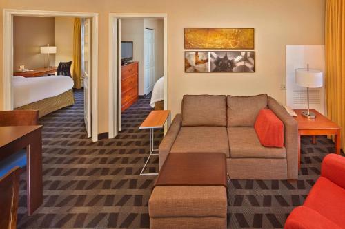 韦斯顿劳德代尔堡韦斯顿万豪广场套房酒店的酒店客房设有一张沙发和一张床