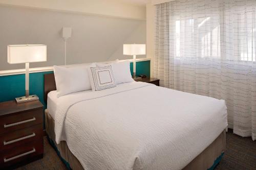 弗里蒙特酒店弗里蒙特硅谷住宿酒店的一间卧室配有一张带两盏灯的大型白色床。