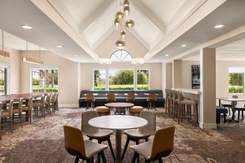 萨利纳斯Residence Inn by Marriott Salinas Monterey的一间会议室,配有桌椅和窗户