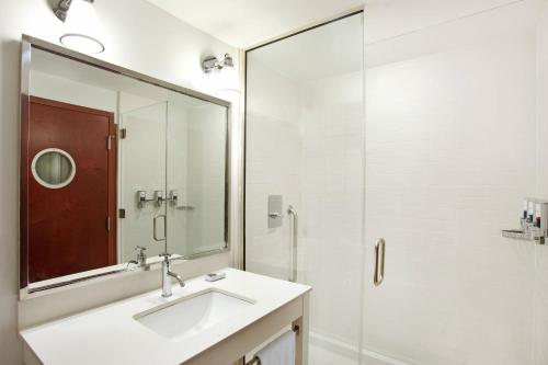 费城费城市中心福朋喜来登酒店的一间带水槽和玻璃淋浴的浴室