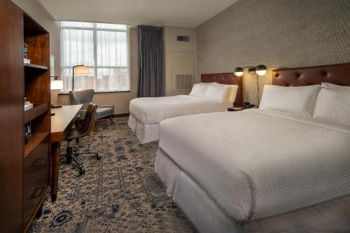 费城费城市中心福朋喜来登酒店的酒店客房配有两张床和一张书桌