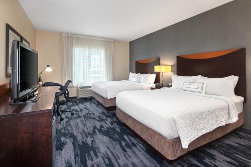 米西索加万豪多伦多密西沙加费尔菲尔德客栈的酒店客房设有两张床和一台平面电视。