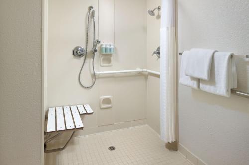 奥兰多奥兰多国际大道万怡酒店/会议中心的带淋浴的浴室和长凳