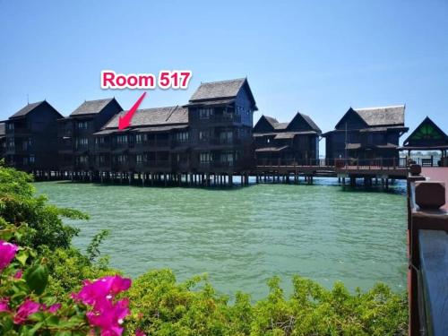 巴东马士力Langkawi Lagoon Hotel Resort的水面上一排木房子