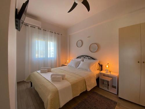 卡拉马基Zen Sea House 30m from the sea的卧室配有白色的床和窗户。